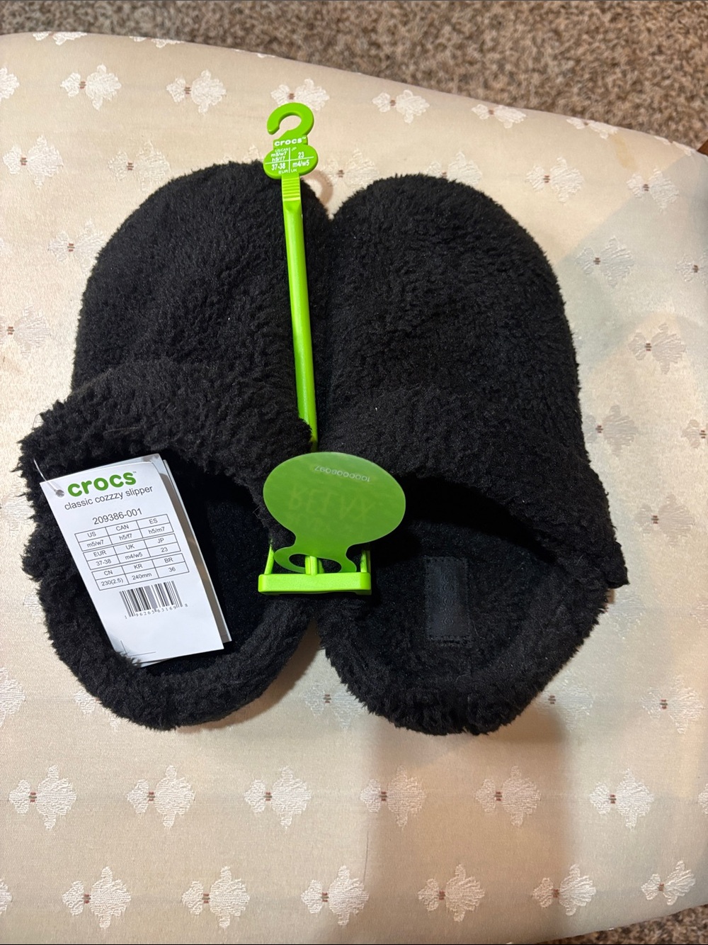 CROCS Black Fuzzy Cozy Slip-On Women’s 7 Slippers